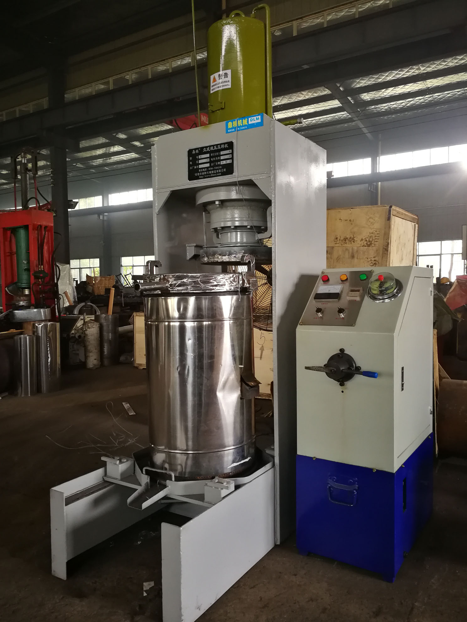 不銹鋼超高壓立式液壓壓榨機(jī)，果汁壓榨機(jī)，果渣壓榨機(jī)，藥材壓榨，油渣處理，白土壓榨